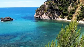 Plaja secretă a grecilor. Cum ajungi, cât costă și de ce e mai bine ca în Halkidiki
