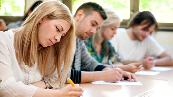 Revenirea la clasic - Cum vor școlile să prevină copiatul cu inteligența artificială la lucrări, teze și alte examene: metoda care dă roade