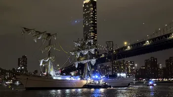 Accident dramatic în New York. O navă a Marinei mexicane a lovit podul Brooklyn: două persoane au murit, sunt zeci de răniţi