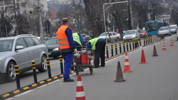 Stâlpii de delimitare în trafic pe străzile din România. Ce valoare legală au, ce se întâmplă dacă îi strici sau treci peste ei
