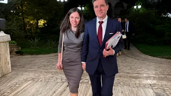 Cât costă ţinutele purtate de partenera lui Nicușor Dan la dezbaterile electorale. Sunt create de o vedetă din România