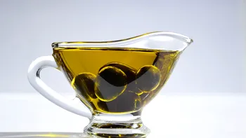 Uleiul de măsline nu trebuie folosit la prăjit. De ce devine toxic şi cu ce să îl înlocuim