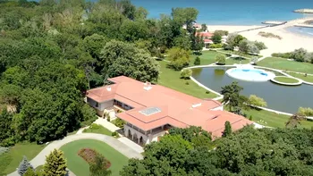 Cum arată Vila Nufărul din Neptun, preferata familiei Ceauşescu. Are jacuzzi, teren de tenis, sere cu plante exotice, piscine şi plajă privată