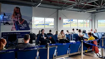 O companie aeriană populară în România își amendează pasagerii cu 500 de euro. Gestul care te poate costa scump