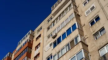 Ai voie să foloseşti zona de pe casa scării din jurul uşii tale? Mulţi închid pentru un spaţiu mai mare în apartament