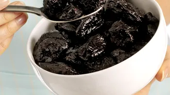 „Aurul negru”, fructul bogat în antioxidanți care întărește oasele și stimulează producția de colagen