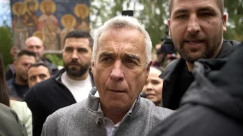 Călin Georgescu susține că este hărțuit. Fostul prezidențiabil a fost luat cu asalt de oameni: „Se merge pe trepte ale dictaturii”