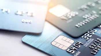 Care e diferența dintre cardul de debit și cardul de credit. Când și cum le folosim, de fapt