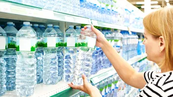 Cât costă o sticlă de apă în Grecia? Turiştii, surprinşi de preţurile din supermarketuri: 