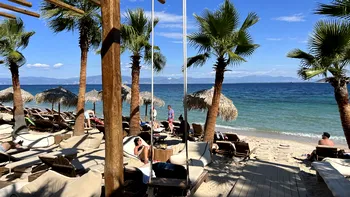 Cât plătești pentru un șezlong în Thassos. Prețuri 2025 pe plajele de top: Marble, Vathi și La Scala