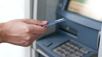 Cum îți dai seama că tastatura bancomatului este falsă și cum verifici dacă ATM-ul a fost modificat