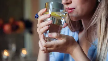 Ce să bei la prima oră a dimineții pe timp de caniculă. Te vei răcori și hidrata în doar cateva secunde