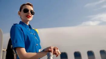 Ce salariu are o stewardesă în 2025 la Wizz Air, Ryanair, Tarom sau Emirates. Diferențele sunt uriașe