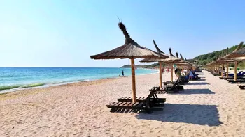 Plaja din România cu apă ca în Grecia. Prețurile sunt accesibile, un șezlong costă doar 35 de lei