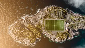 Cele mai spectaculoase 10 terenuri de fotbal din lume. De la cratere vulcanice până la acoperișuri de zgârie-nori