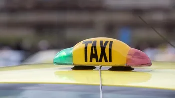 Cine este turistul de 90 de ani înșelat de un taximetrist român pe aeroportul Otopeni. Șoferul i-a cerut scriitorului laureat cu Nobel 400 de euro pe o cursă