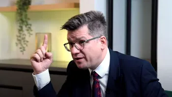 Cum a atacat-o Mihail Neamțu pe Oana Țoiu, noul ministru de Externe. Fotografia care s-a   viralizat într-un timp scurt