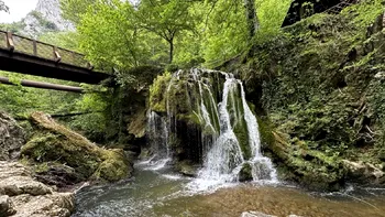 Cum arată cascada Bigăr, în 2025? „Ciuperca” din tuf calcaros s-a prăbușit în 2021, mulţi crezând că este sfârşitul minunii naturale