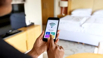 Cum să ai un semnal Wi-Fi mai bun când ești cazat la hotel. Trucul ca să îți îmbunătățești conexiunea în câteva secunde