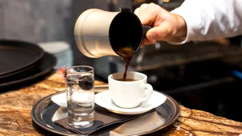 De ce să nu laşi cafeaua în ibric? Este prima regulă a specialiştilor
