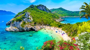 Destinațiile de vis din Grecia încă nedescoperite de români. Plaje ascunse cu nisip alb și apă cristalină
