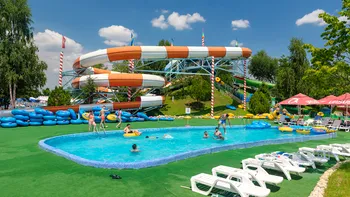 Tarifele parcurilor acvatice din București, în 2025. Cât plătești pentru o zi de relaxare la piscină