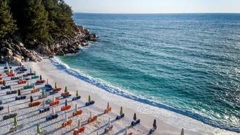 Grecia pune taxă pe vacanță de la 1 iulie 2025: turiștii vor plăti câte 20 euro pe zi. Cine este vizat