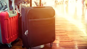 Greșeala banală care te poate costa până la 200 de euro în aeroport. Ce dimensiuni trebuie să aibă bagajul dacă zbori cu Ryanair, Wizz Air sau Lufthansa