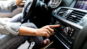 Greşeala care face ca aerul condiţionat să consume 4 litri de carburant la 100 de km. Şoferii procedează mereu aşa când se urcă la volan