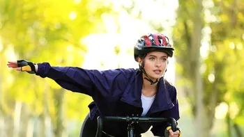 Greșeala pe care o faci mereu când mergi pe bicicletă, fără să-ți dai seama. De ce, ca să virezi la stânga, trebuie mai întâi să te înclini spre dreapta