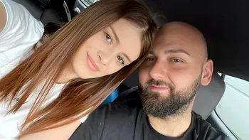 Îmbrăcat în negru și cu lacrimi care nu se mai opresc, Alex Marcu își privește soția pentru ultima oară! Imaginile durerii cu văduvul Teodorei Marcu