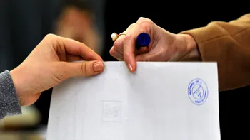 Actul care trebuie păstrat 10 ani pentru a te asigura că iei toţi banii la pensie. Mulţi români care lucrează în Italia nu ştiu regula