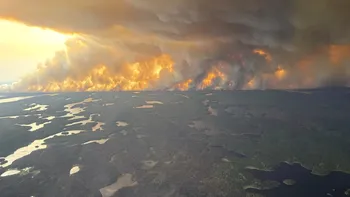 Incendii devastatoare în Canada: zeci de mii de oameni evacuați, fumul toxic se extinde spre marile orașe din SUA