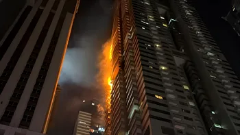 Incendiu uriaș în Dubai: un zgârie-nori a ars ca o torță. Mii de oameni, evacuați de urgență