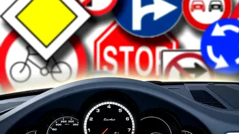 Indicator rutier cu un pentagon galben pe el. Ce trebuie să facă şoferii când îl văd