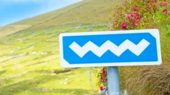 Indicator rutier cu zig-zag alb. Şoferii habar nu au ce trebuie să facă, dar e important