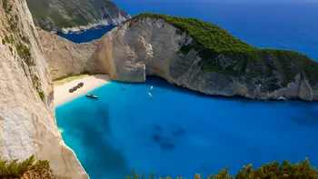 Insula exotică din Grecia care a devenit destinația preferată a românilor în 2025. Rivalizează cu Bora Bora, Maya Bay sau Seychelles