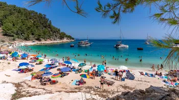 Legea plajelor pentru prosop în Grecia. Unde poţi sta la soare fără să scoţi bani din buzunar pentru şezlong