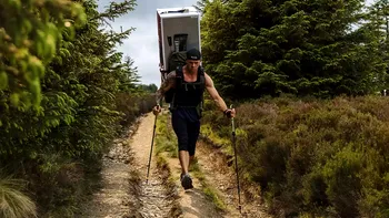 Un bărbat a mers 110 kilometri cu un frigider în spate ca să respecte promisiunea făcută soției sale înainte să moară