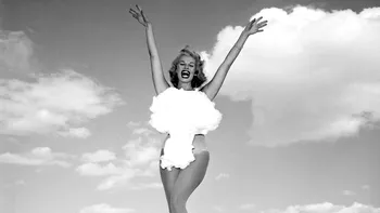 Un bărbat a aflat, după 25 de ani de căutări, cine a fost cu adevărat „Miss Atomic Bomb”, femeia din imaginea iconică a Americii nucleare