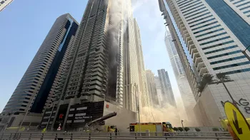 Momentul în care un zgârie-nori din Dubai ia foc. Mii de oameni au fost evacuați  VIDEO viral