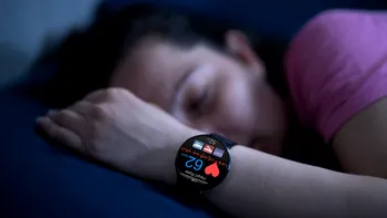 Monitorizarea somnului, o sursă în plus de stres? Un studiu îți arată adevărul despre aplicațiile și device-urile care îți „pândesc” somnul
