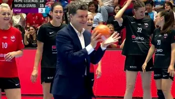 Nicușor Dan, chemat să arunce de la 7 metri, la Gala Neagu. Cum s-a descurcat preşedintele pe terenul de handbal