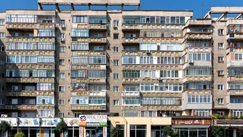 Panică într-un cartier din Capitală: un balcon s-a desprins și a căzut peste o mașină
