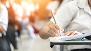 Prezență Evaluarea Națională 2025. Peste 6.500 de elevi au lipsit de la proba de limba română, trei școlari au fost dați afară din sala de examen