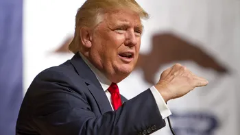Petele de pe mâinile lui Donald Trump stârnesc îngrijorare. Cum a fost fotografiat preşedintele american la summit-ul G7?