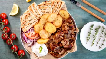 Prețurile din tavernele din Grecia i-au uimit pe românii care își încep concediile. Cât costă în 2025 o porție de souvlaki