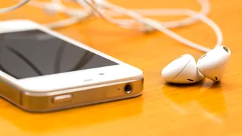 Funcția secretă de pe unele telefoane ieftine: cum poți asculta radio fără internet, doar cu o pereche de căști