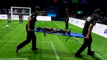 Roboții joacă fotbal într-un meci de campionat, iar unii ies pe targă. Inteligența artificială vrea acum și în sport