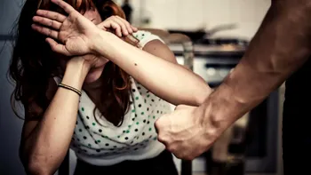 Se dau 2.250 de lei pe lună pe femeile din România bătute de bărbații lor, cu o condiție - noua lege care vrea să ajute victimele violenței domestice se aplică deja!